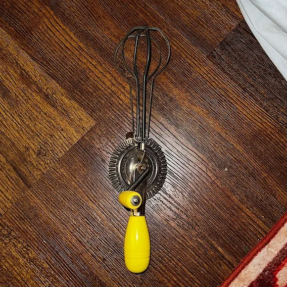 3/$15 Vintage Taplin MFG CO Yellow Knob/Handle Manual Egg Beater Mixer - Picture 1 of 6